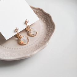 揺れるクリアボールのイヤリング 1枚目の画像