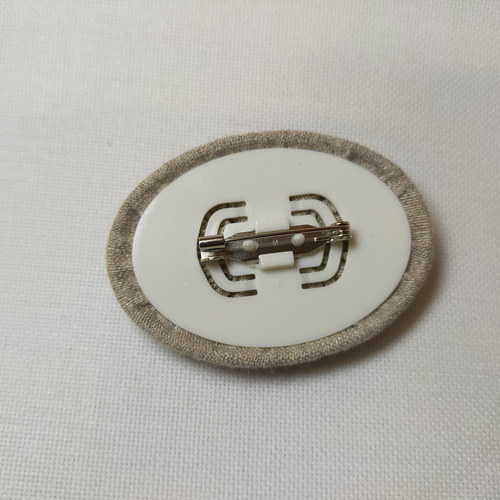 月と木のブローチ　オーバル　刺繍ブローチ 刺繍ブローチ リンゴの木 オーバル型 横振りミシン ブローチ 手づくり
