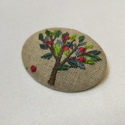 刺繍ブローチ リンゴの木 オーバル型 横振りミシン ブローチ 手づくり