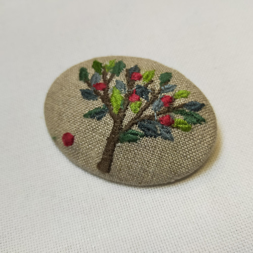 刺繍ブローチ リンゴの木 オーバル型 横振りミシン ブローチ 手づくり