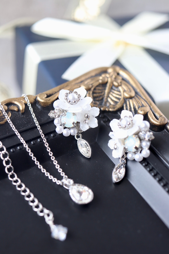 セット》クリスマスローズとbijouのピアス／イヤリング＋ネックレス 花 