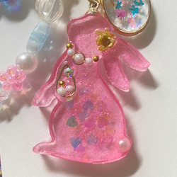 ウサギ(試作) レジンキーホルダー 球体 ピンクの花 チャーム
