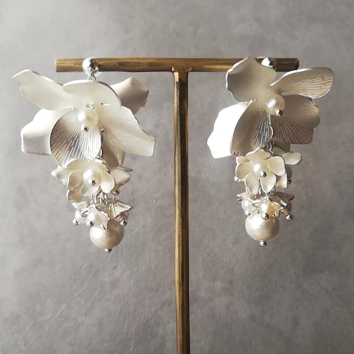 マット シルバー 真鍮 白銀 ピアス イヤリング  結婚式 ウェディング ブライダル 揺れるロング  大ぶり 華やか 花