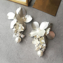 マット シルバー 真鍮 白銀 ピアス イヤリング  結婚式 ウェディング ブライダル 揺れるロング  大ぶり 華やか 花 4枚目の画像