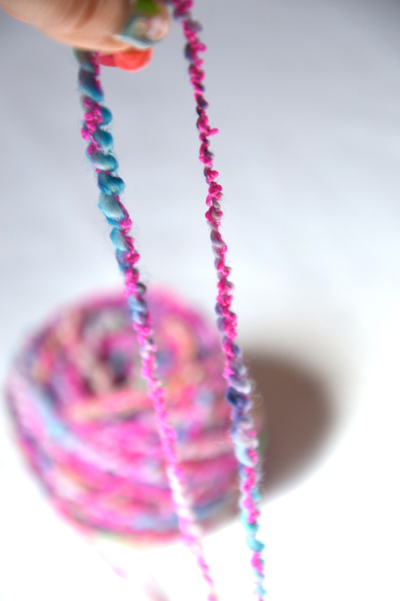 手染め糸　ウールアクリルスラブ　pink　colorful nijiyarn 2枚目の画像