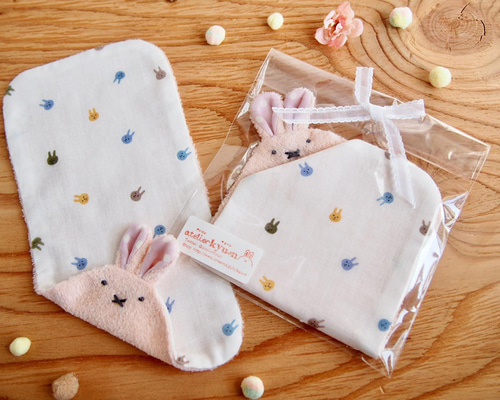 うさちゃん二つ折りハンカチ (ピンク×ランダムうさぎ柄） ハンカチ