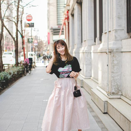 GANNI ジャカード ミニスカート 〜LE SSERAFIM SAKURAさん着用〜 LE SSERAFIM・SAKURA、ミニスカ姿で登場「かわいらしいピンクの