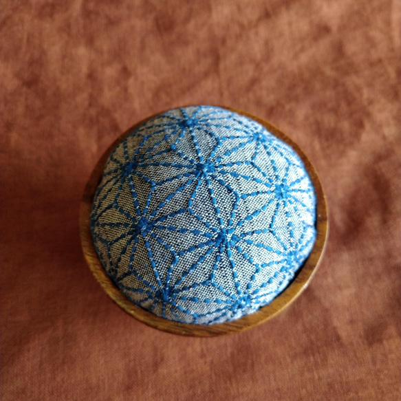刺し子器の針山　ピンクション　　　　藍染め布　お裁縫道具 3枚目の画像