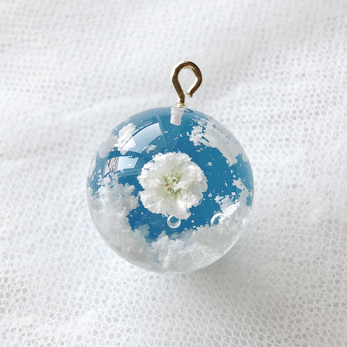 ふわっとかすみ草の雲が花咲くカスミソラ雲レジンキーホルダー 空球 青