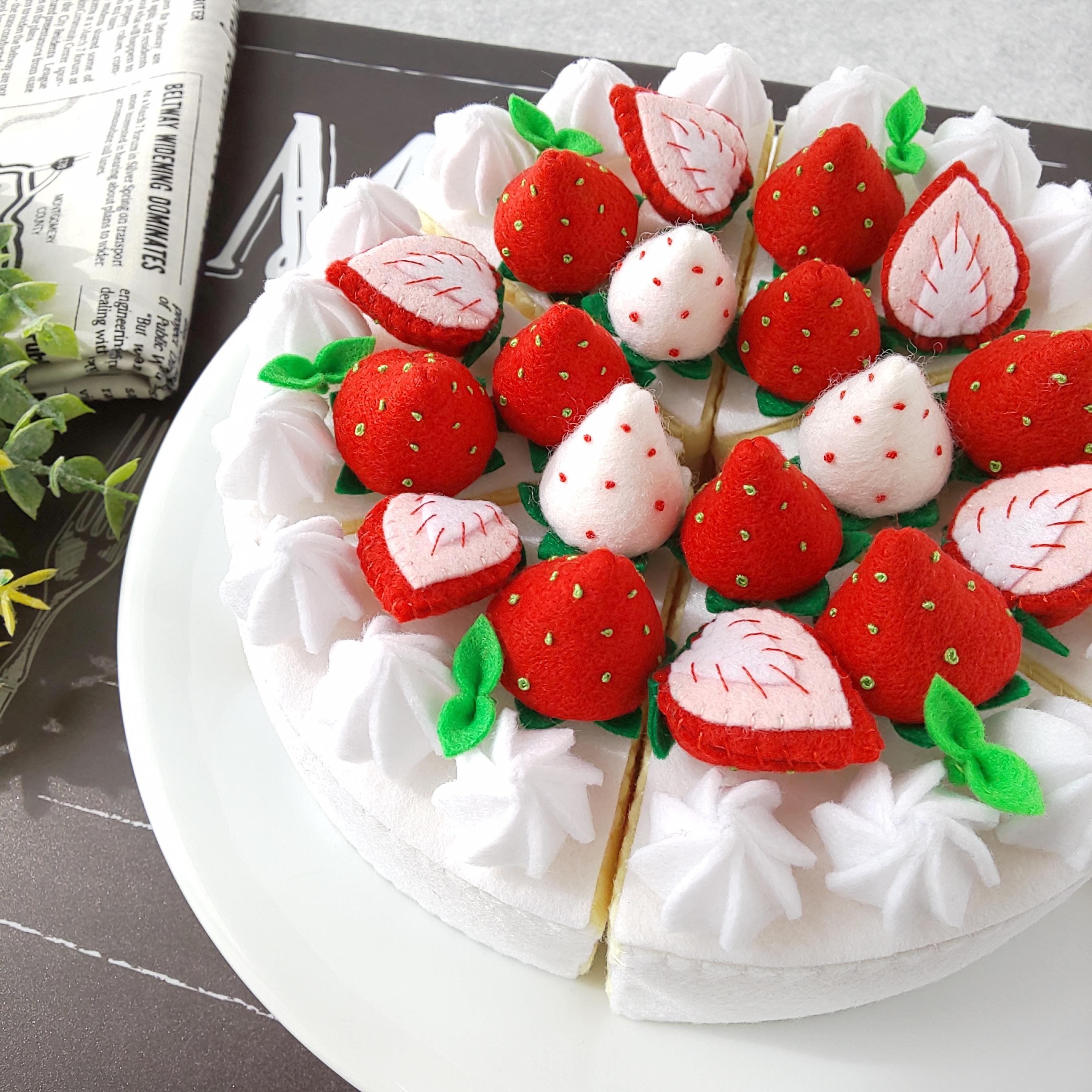 フェルトのおままごと＊2way＊紅白いちごとキウイのホールケーキ