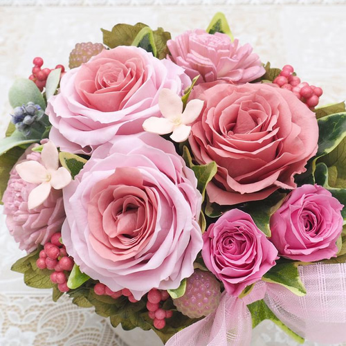 複色のバラを使った甘すぎない大人のくすみピンクアレンジ