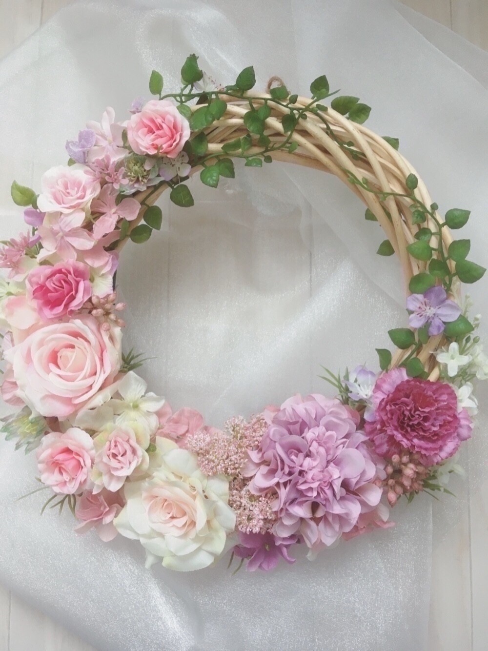 お買い得‼️バラがいっぱい淡い紫のお花がポイントの上品なリース