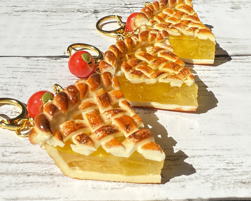 受注生産》カットアップルパイキーホルダー フェイクスイーツ