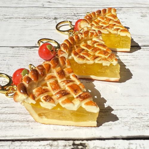 ♡フルーツクリームパイ♡　キャラメル　チャーム　フェイクスイーツ　樹脂粘土 ♡フルーツクリームパイ♡ キャラメル チャーム フェイクスイーツ 樹脂粘土