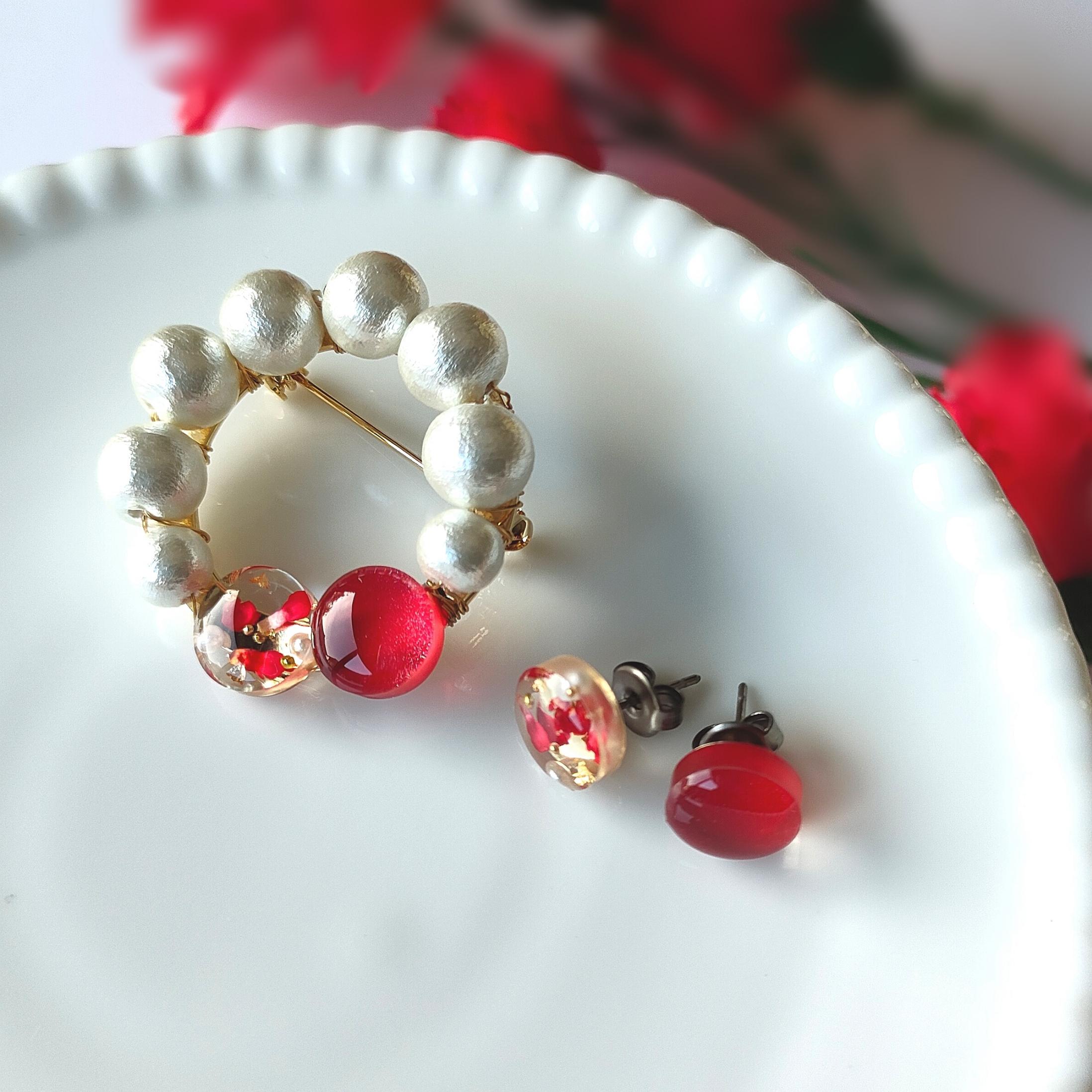 【creema限定母の日セット】赤とパールのサークルブローチとピアス/イヤリング