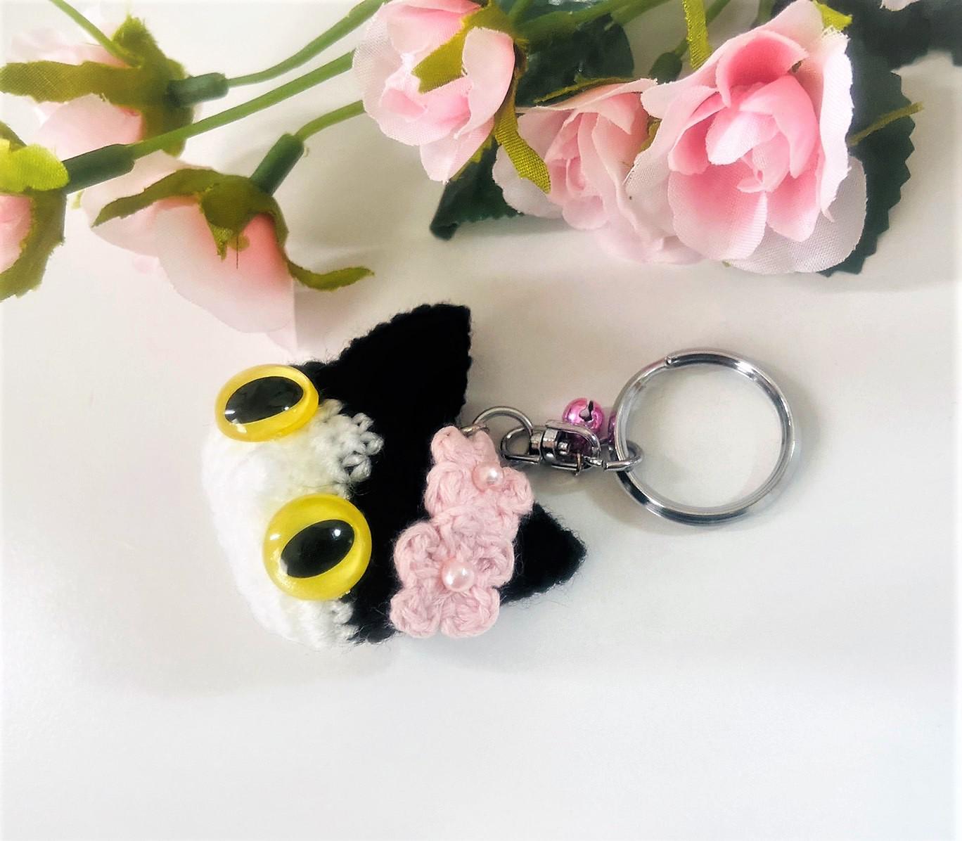 タ*ー様 ハンドメイド刺繍キーホルダー　ハチワレさんと桜文鳥さん ハンドメイド刺繍キーホルダー ハチワレさんと桜文鳥さん
