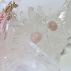 桜吹雪／フロストローズクォーツと絹糸の水晶タッセルピアス 10枚目の画像
