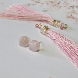 桜吹雪／フロストローズクォーツと絹糸の水晶タッセルピアス 2枚目の画像