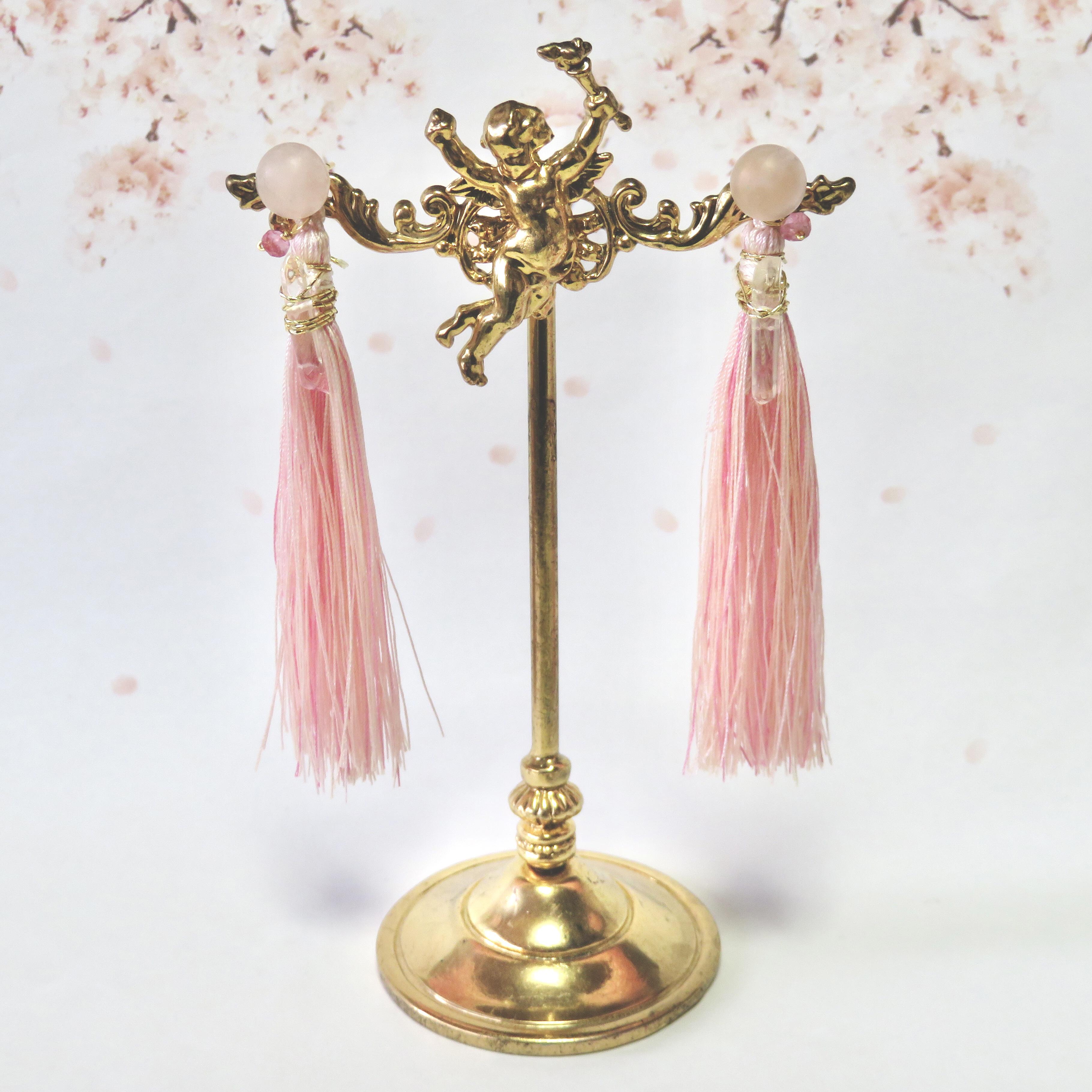 桜吹雪／フロストローズクォーツと絹糸の水晶タッセルピアス