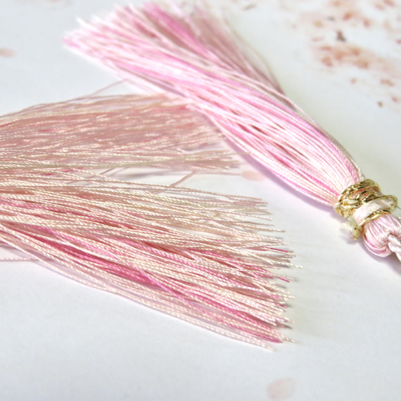 桜吹雪／フロストローズクォーツと絹糸の水晶タッセルピアス 4枚目の画像