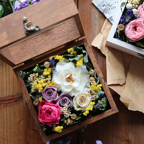 プリザーブドフラワーやドライフラワーをあしらったミモザのボックス