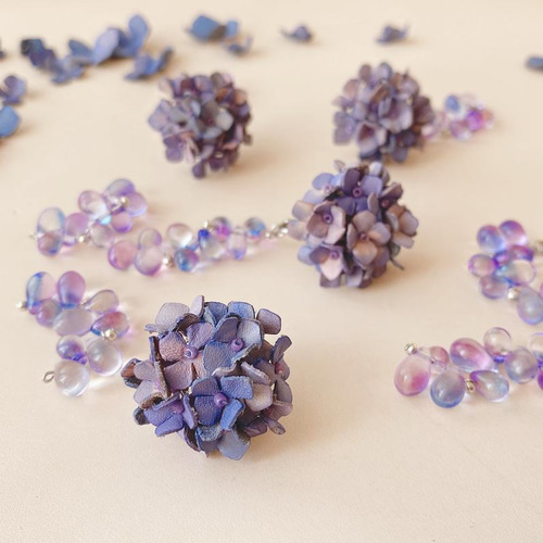 紫陽花とガラスの雫*ブルーパープル/初夏*革花ピアス・イヤリング/革婚