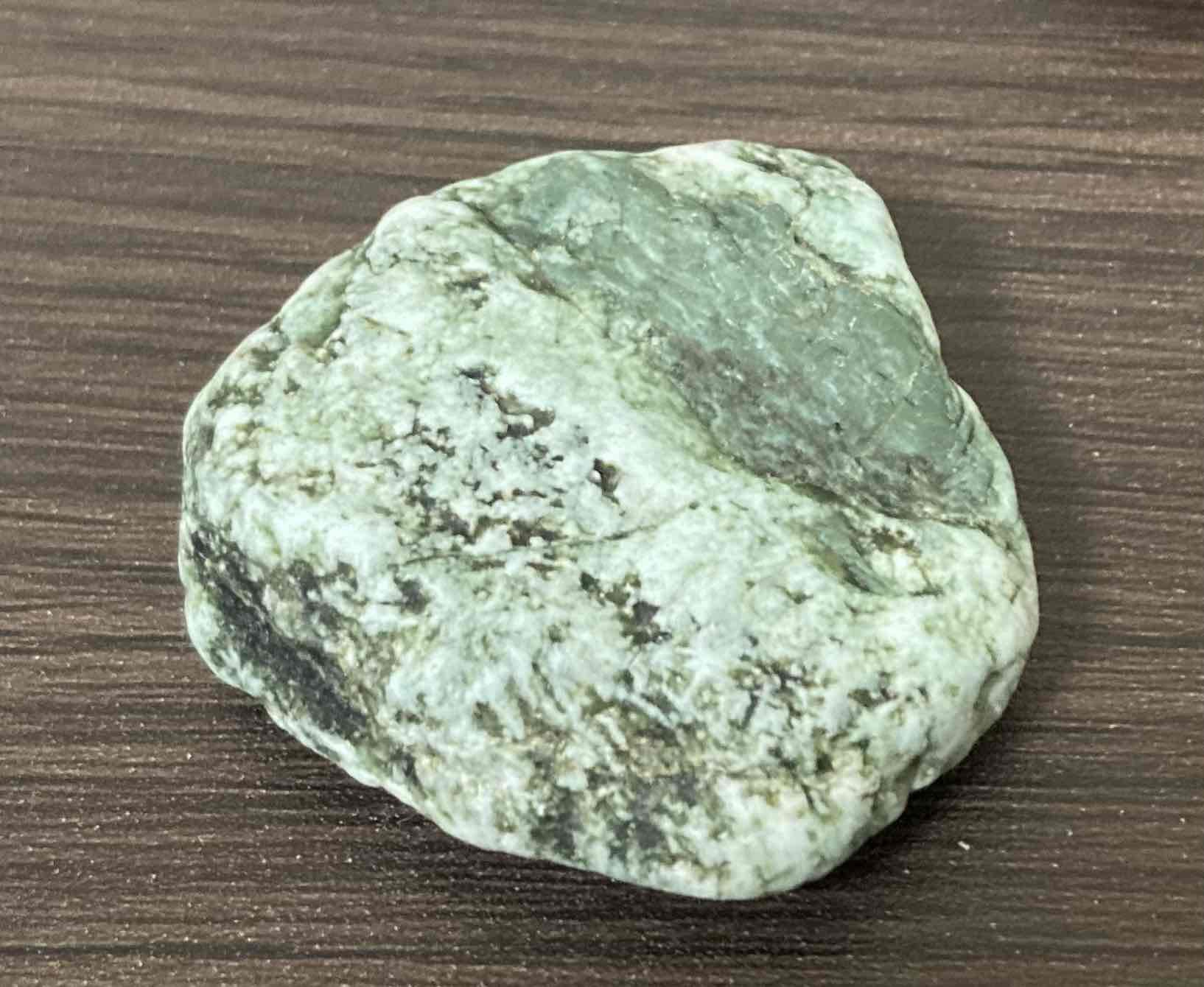 あわ貴石ギャラリーの美しい希少な薄緑系天然阿波翡翠（ jade）原石！
