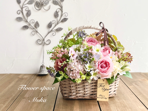 スイートピンクローズの可愛いバスケットアレンジ フラワーアレンジ