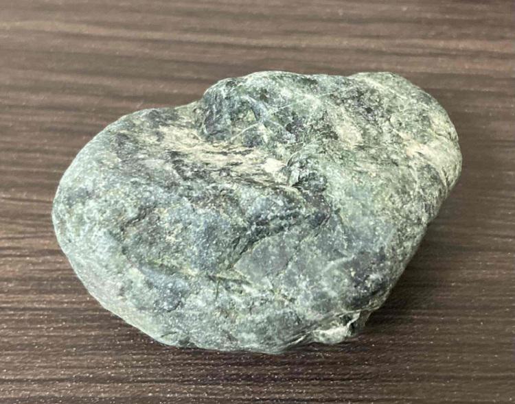 あわ貴石ギャラリーの美しい希少な緑系天然阿波翡翠（ jade）原石！