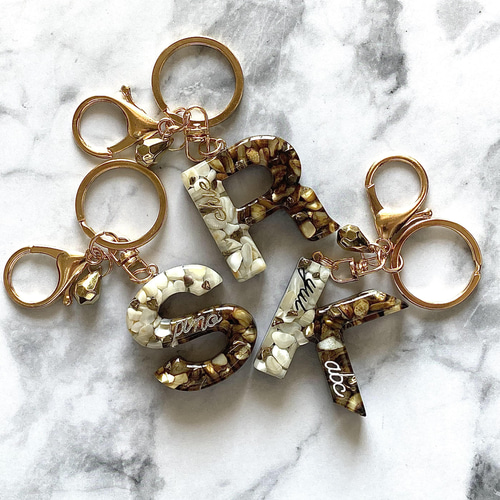 White×brown shell レジンイニシャルキーホルダー キーホルダー