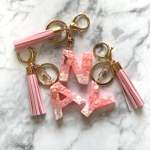 romance pink♡シェル レジンイニシャルキーホルダー