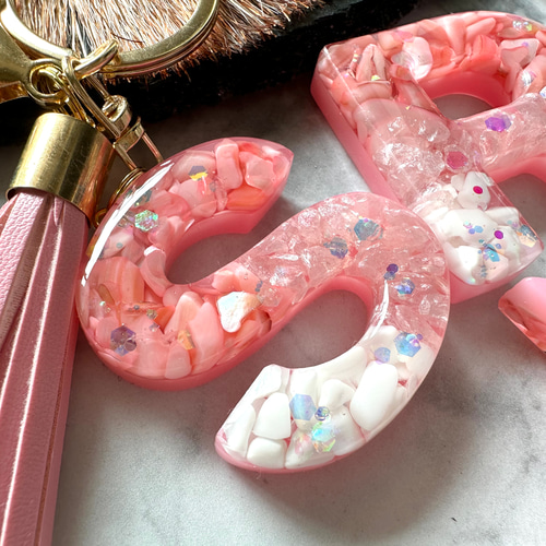 romance pink♡シェル レジンイニシャルキーホルダー