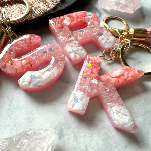 romance pink♡シェル レジンイニシャルキーホルダー キーホルダー yu