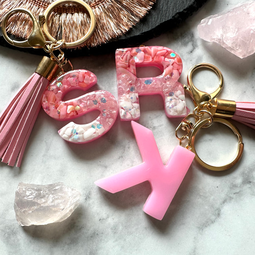 romance pink♡シェル レジンイニシャルキーホルダー キーホルダー yu