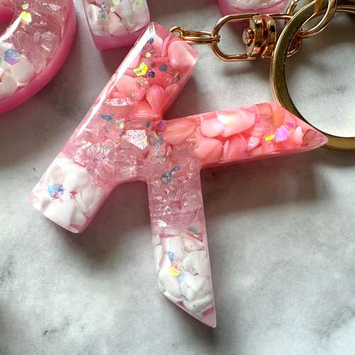 romance pink♡シェル レジンイニシャルキーホルダー キーホルダー yu