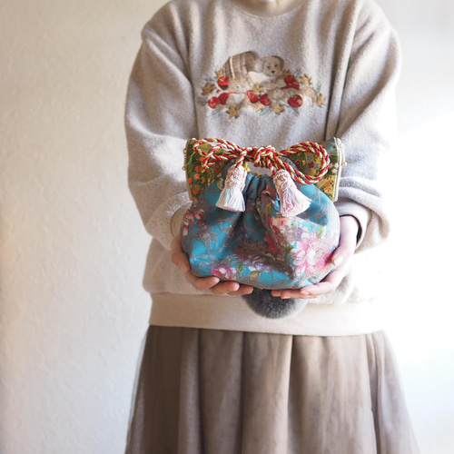 光に咲く猫型バッグ。レース重ね台湾花布×金襴耳のショルダー巾着