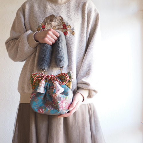 光に咲く猫型バッグ。レース重ね台湾花布×金襴耳のショルダー巾着