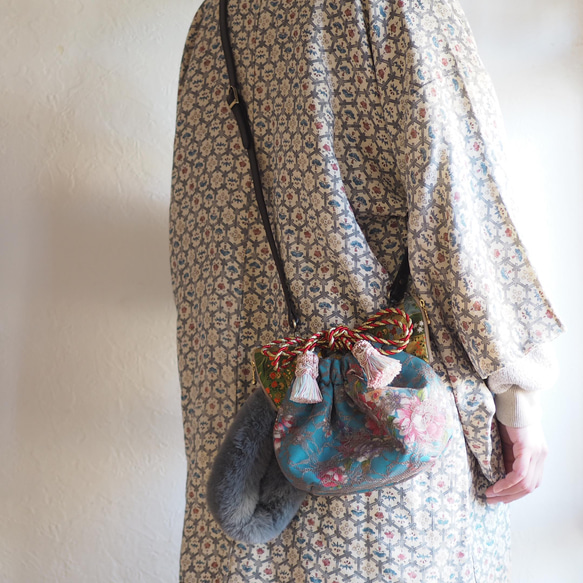 光に咲く猫型バッグ。レース重ね台湾花布×金襴耳のショルダー巾着