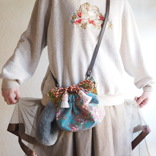 光に咲く猫型バッグ。レース重ね台湾花布×金襴耳のショルダー巾着