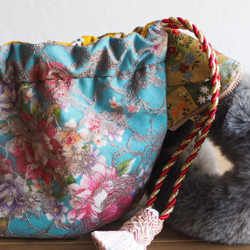 光に咲く猫型バッグ。レース重ね台湾花布×金襴耳のショルダー巾着