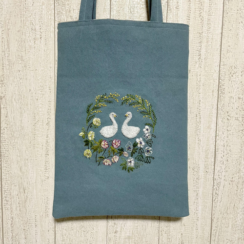 白鳥と春の花畑の刺繍トートバッグ トートバッグ bean 通販