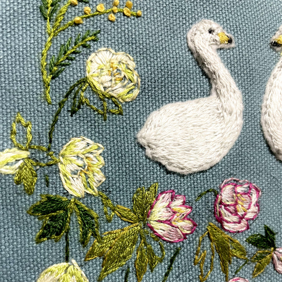 白鳥と春の花畑の刺繍トートバッグ 人気・おすすめ｜使いやすい・旅行におすすめ 品質保証 全国発送 在庫限り