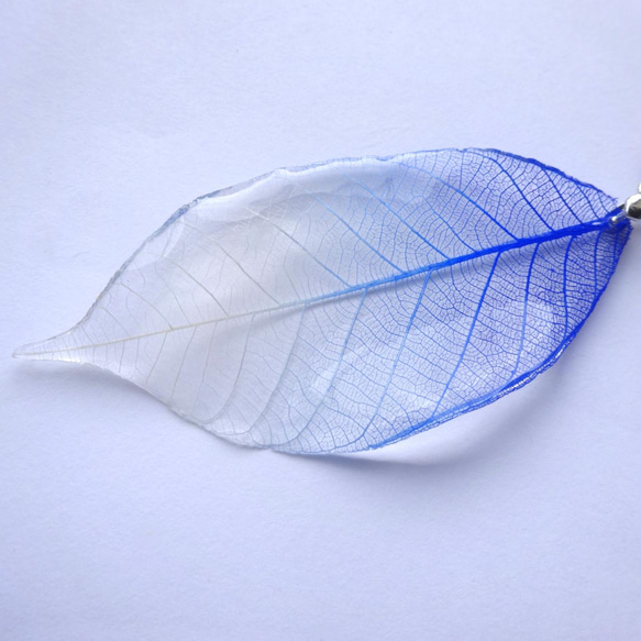 グラデーション染め 葉っぱのネックレス [青] 4枚目の画像