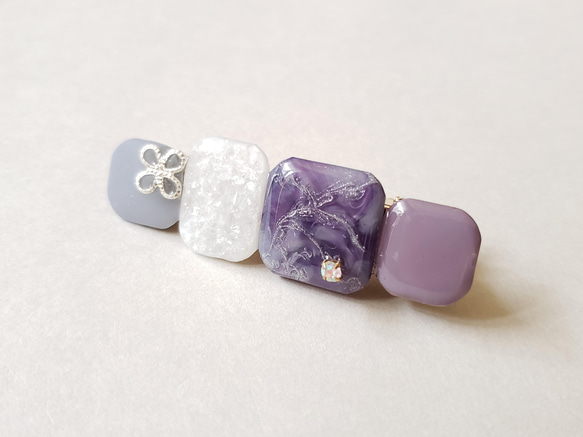 紫＆白　四角いモチーフのヘアクリップ　寒色系カラー 3枚目の画像