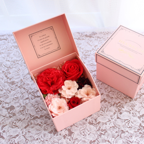 誕生日・記念日に｜赤カーネーションと桜のソープフラワーボックス