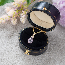 サーペンティン（リーフカービング）と天然石（ペリドット・スぺ