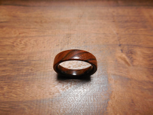 デザートアイアンウッド１ピースの指輪 2枚目の画像