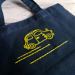 【シンプルな手縫いの刺繍】黄色い車　ミニトートバッグ　ネイビー　帆布　コットン　手提げ　ランチバッグ　男の子　Sサイズ 4枚目の画像