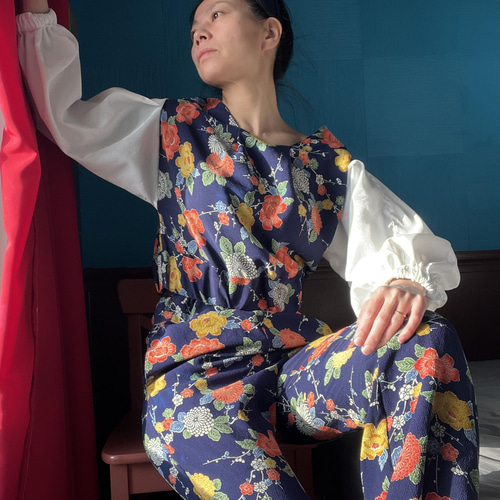 着物リメイク 和モダンな大胆花模様 バルーンスリーブのシルキー 