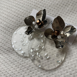 silver flower ×clear round ピアス・イヤリング 2枚目の画像